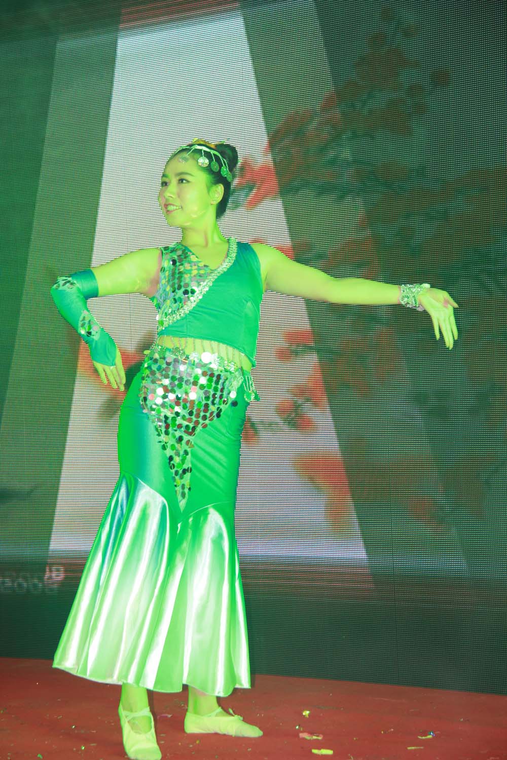 “激情跨越?共鑄輝煌”——康利集團(tuán)2014年度表彰大會(huì)暨2015新春聯(lián)歡晚會(huì)大放異彩