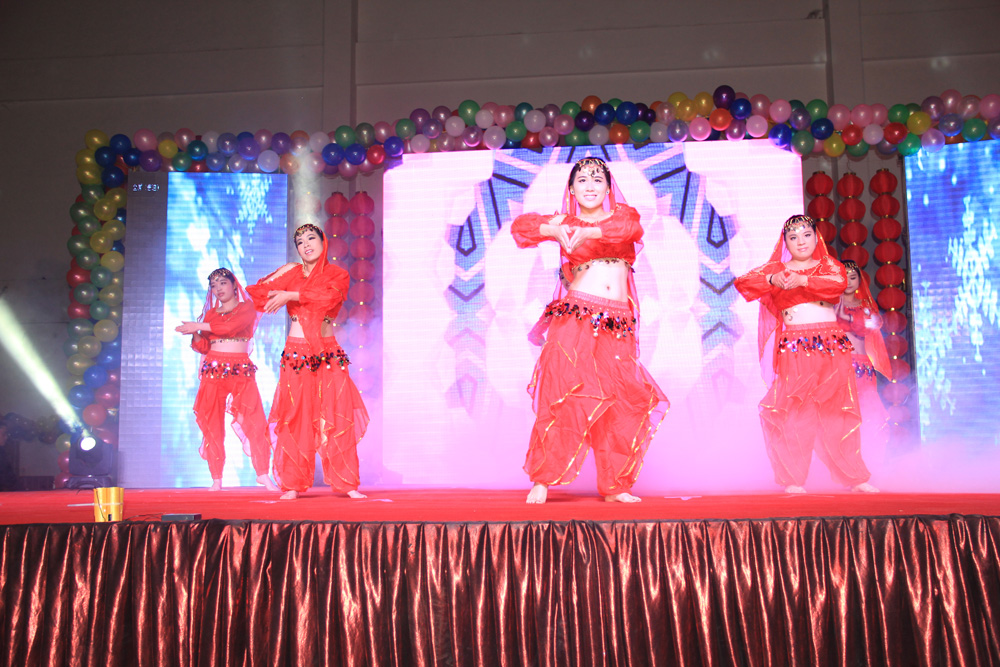 “激情跨越?共鑄輝煌”——康利集團(tuán)2014年度表彰大會(huì)暨2015新春聯(lián)歡晚會(huì)大放異彩