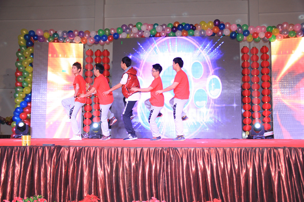 “激情跨越?共鑄輝煌”——康利集團(tuán)2014年度表彰大會(huì)暨2015新春聯(lián)歡晚會(huì)大放異彩