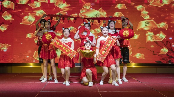 “勵(lì)行致遠(yuǎn)，共建未來(lái)” ——康利石材集團(tuán)2020年新春聯(lián)歡晚會(huì)圓滿落幕